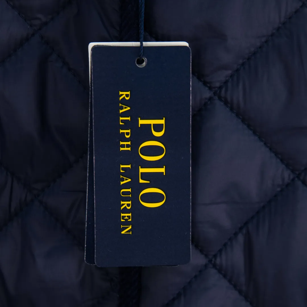 P390 zp version [Exclusive supply] Ralph Lauren/Ralph Lauren 2025aw autumn and winter popular items diamond-shaped quilted embroidered corduroy strips imitation feather jacket jacket Correct three-pocket version Slight waist design Free matching neckline ✅ Facial filling imitation feather cotton Three-in-one diamond-shaped quilted embroidery Soft and comfortable ✅ Customized double-circle brand hardware buckle back waist freely adjustable elastic design ✅ RL three-color diamond plaid cotton jacket 100% restoration Corduroy strips running through the whole body, no knots and overlaps, artificial curling, fine workmanship, highly recommended, a rare cotton jacket that does not look bloated, can be worn as an inner layer in the north, can be worn with multiple necklines, elastic waistline on the back, freely adjustable waist, matte memory technology on the face, giving a cotton feel, not to be missed, highly recommended, color: black, white, gray green, khaki, navy, size: S M L XL, number: WW10951